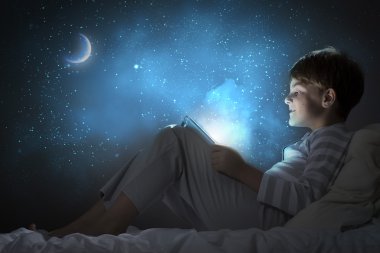 erkek yatakta Tablet PC'yi kullanma