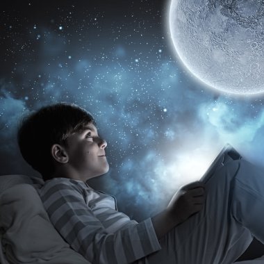 erkek yatakta Tablet PC'yi kullanma