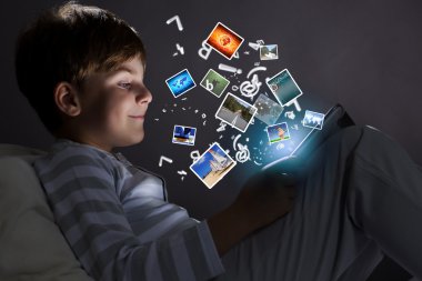 erkek yatakta Tablet PC'yi kullanma