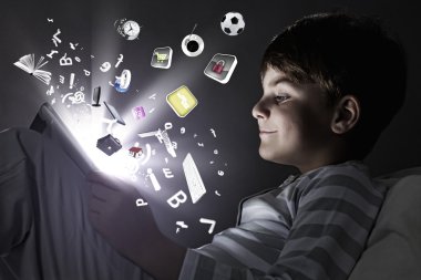 erkek yatakta Tablet PC'yi kullanma