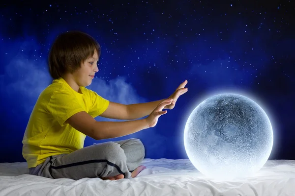 Menino com planeta lua — Fotografia de Stock