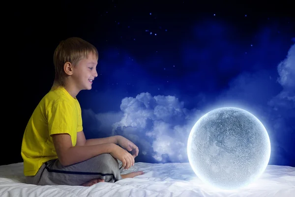 Junge mit Mond-Planet — Stockfoto