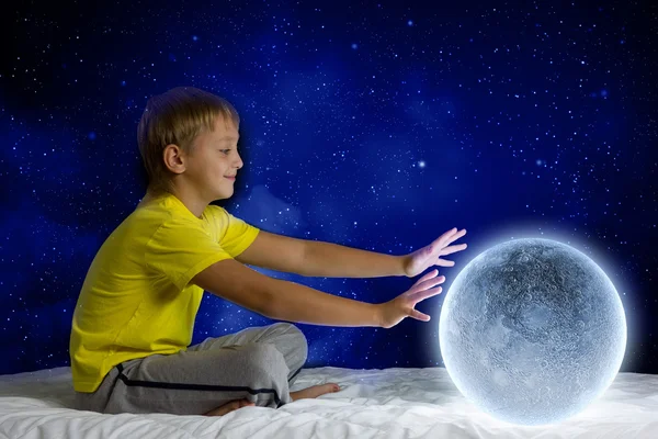 Niño con planeta luna — Foto de Stock