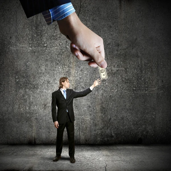 Mão dando dinheiro ao homem de negócios — Fotografia de Stock