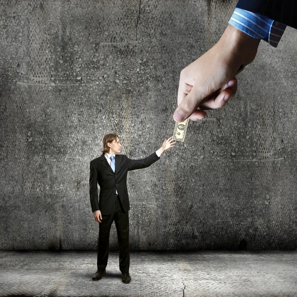 Hand geven van geld aan zakenman — Stockfoto