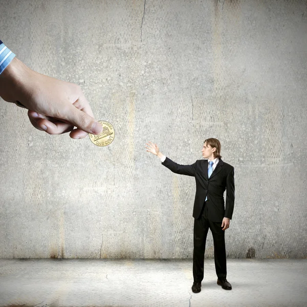 Empresário recebendo um centavo — Fotografia de Stock