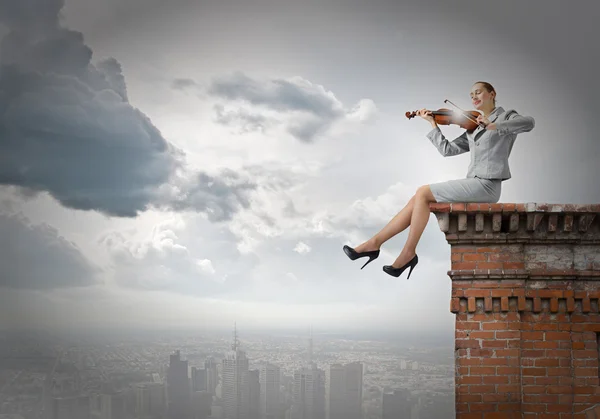 Empresária tocando violino — Fotografia de Stock