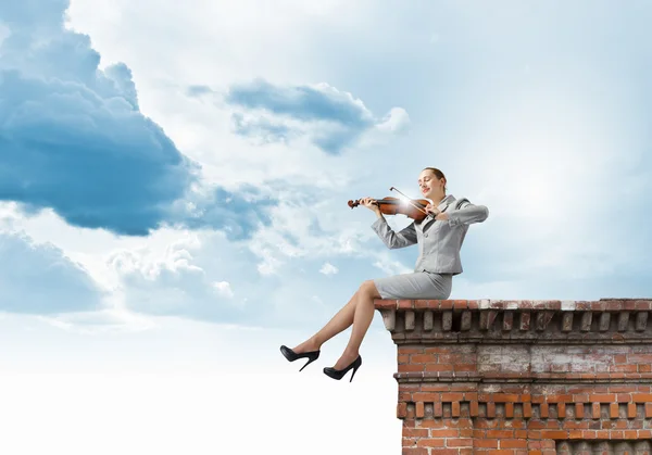 Businesswoman playing violin — Stock Photo, Image
