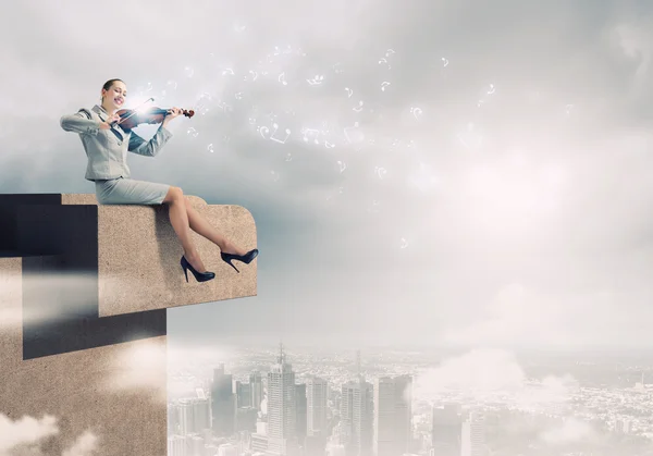 Businesswoman playing violin — Stock Photo, Image