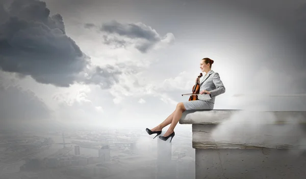 Businesswoman playing violin — Stock Photo, Image