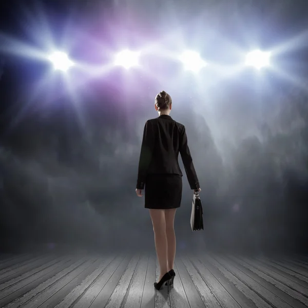 Geschäftsfrau steht im Scheinwerferlicht der Bühne — Stockfoto