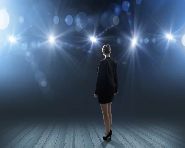 Symbolen van e-mail en sleutel geïsoleerd op witステージの照明で立っている女性実業家 — ストック写真