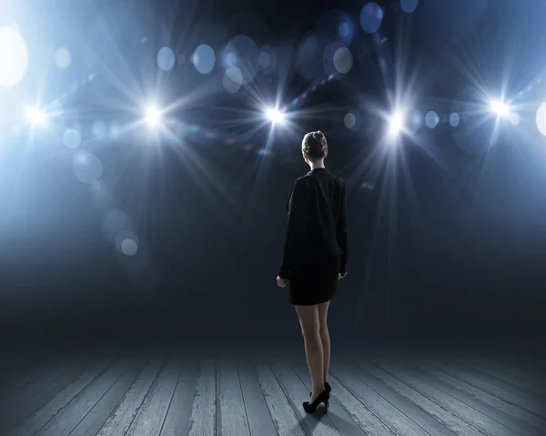 Femme d'affaires debout dans les lumières de la scène — Photo