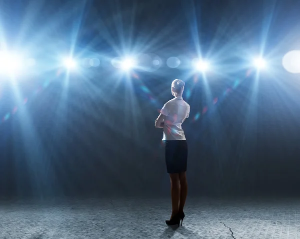 Symbolen van e-mail en sleutel geïsoleerd op witステージの照明で立っている女性実業家 — ストック写真