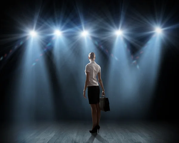 Empresária de pé em luzes de palco — Fotografia de Stock