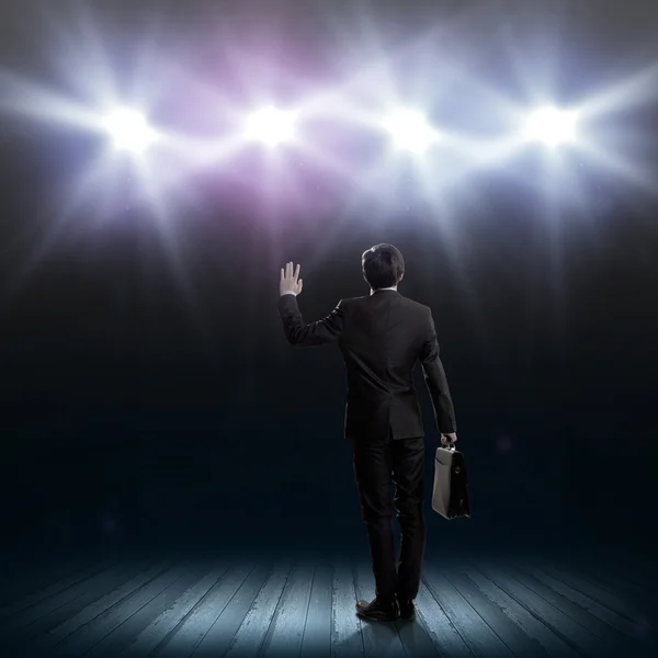 Uomo d'affari in piedi nelle luci del palco — Foto Stock