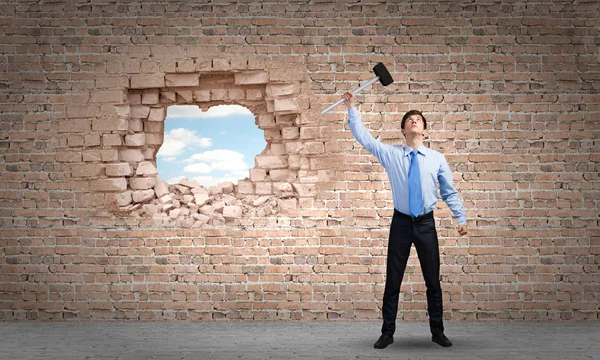 Geschäftsmann mit Hammer in der Hand — Stockfoto