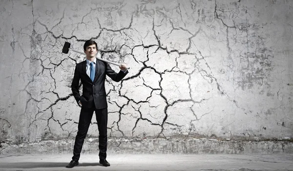 Empresario con martillo en las manos — Foto de Stock