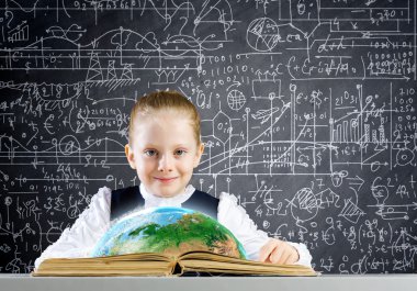 Kitap çizimler ile arayan kız öğrenci