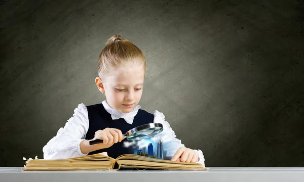 Schülerin begutachtet aufgeschlagenes Buch — Stockfoto