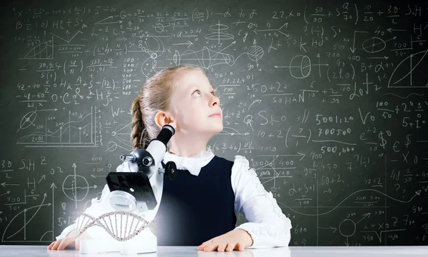 Chica de la escuela en la lección — Foto de Stock