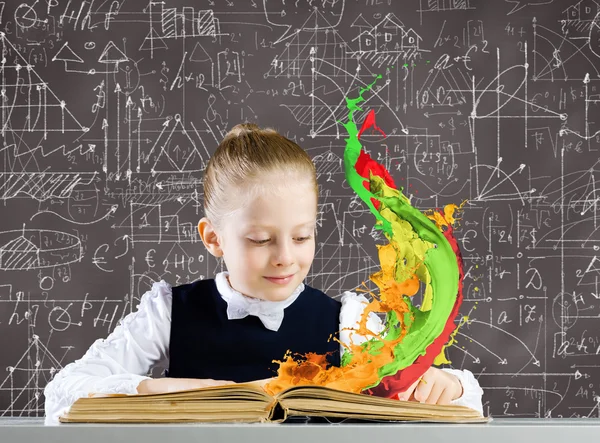 Colegiala en la lección con libro — Foto de Stock