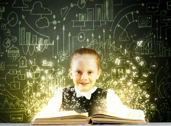 Ragazza con libro aperto — Foto Stock