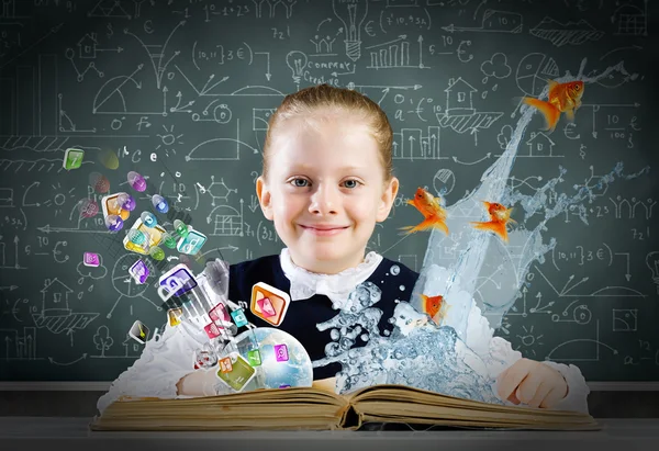 School meisje met geopende boek — Stockfoto