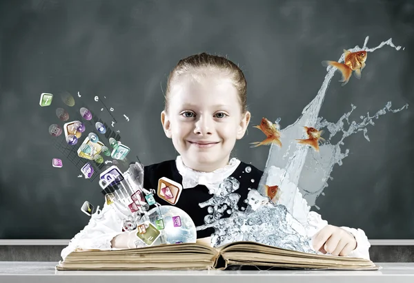 School meisje met geopende boek — Stockfoto