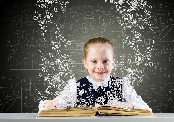 Menina com livro aberto — Fotografia de Stock