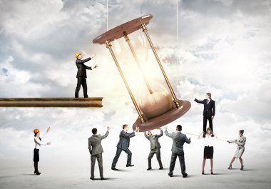 arayan iş adamları ve kum saati