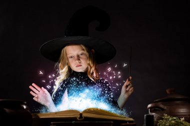 küçük halloween cadı