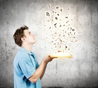 adam kitap ve uçan karakterler