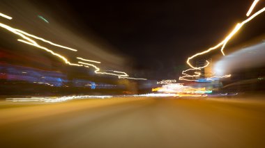 şehir ışıkları ve hareketli araba