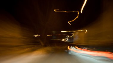 şehir ışıkları ve hareketli araba