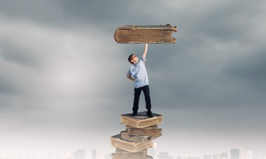 okul çocuğu holding kitaplar