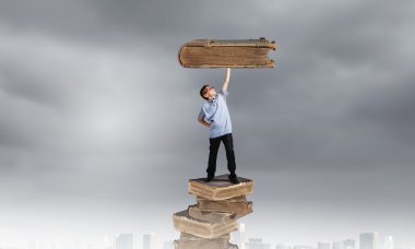 okul çocuğu holding kitaplar