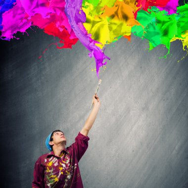 yakışıklı adam ressam fırçası ile