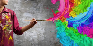 yakışıklı adam ressam fırçası ile