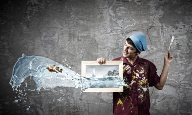 adam ressam fırçası ile