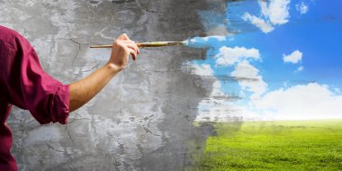 Ressamın el fırça ile