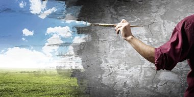 Ressamın el fırça ile