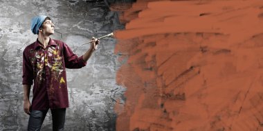 adam ressam fırçası ile