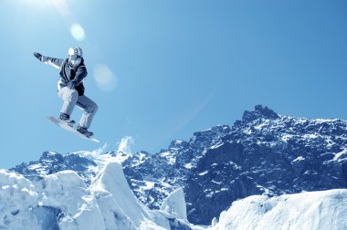 snowboard yaparken atlama