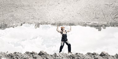 남자 머리 위에 드는 벽