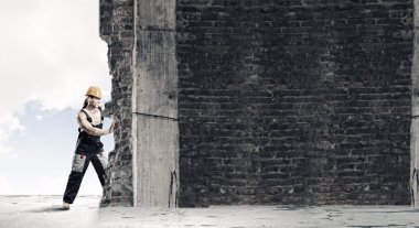 güçlü adam iterek duvara