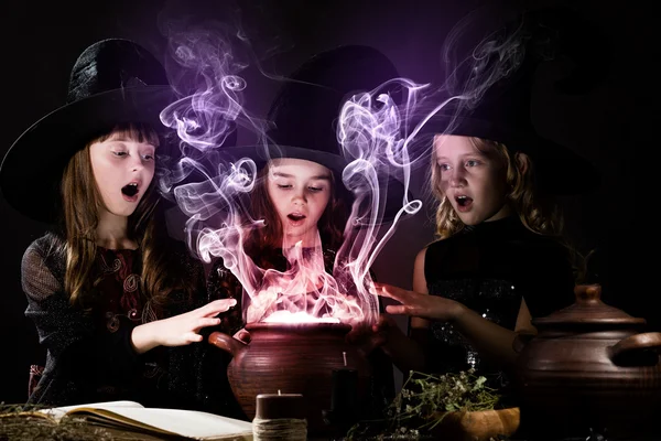 Маленькие ведьмы — стоковое фото