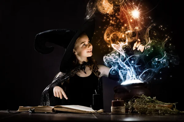 Boszorkány olvasó varázsol — Stock Fotó