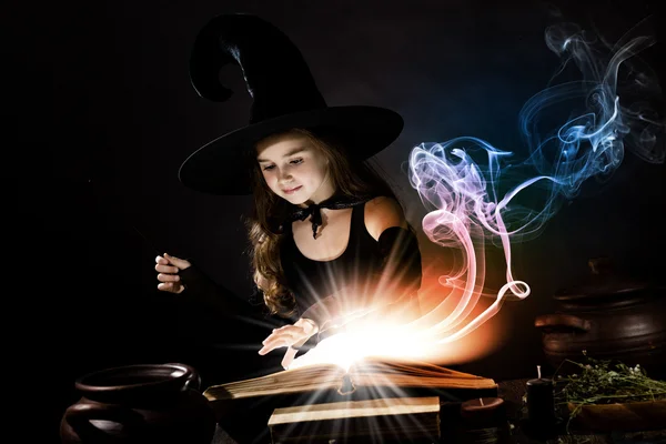 Witch reading conjure — Stock Photo, Image