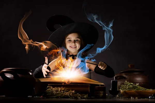 Halloween bruxa leitura conjurar — Fotografia de Stock